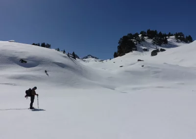 En raquettes sur un lac enneigé en montagne